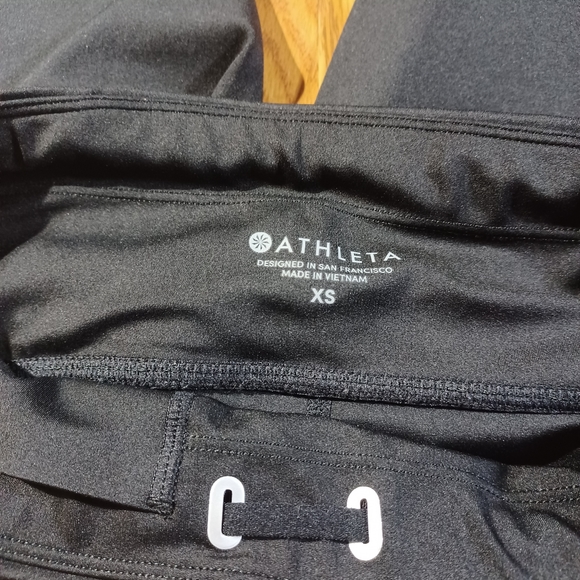 Athleta XS  Capri Legging Black Mesh On Back - Picture 2 of 4
